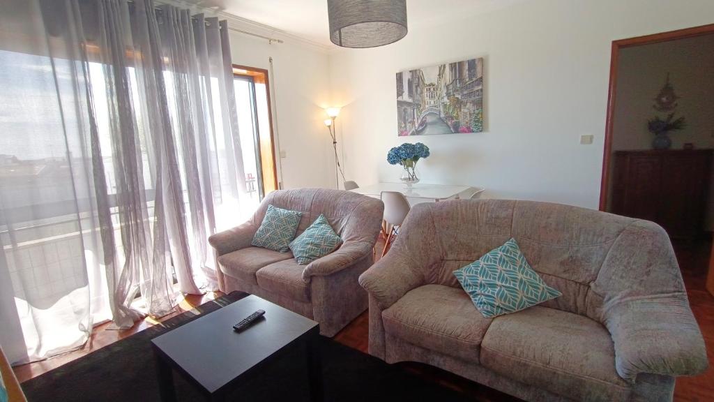 - un salon avec deux chaises et une table dans l'établissement Apartamento Solzende, à Esposende