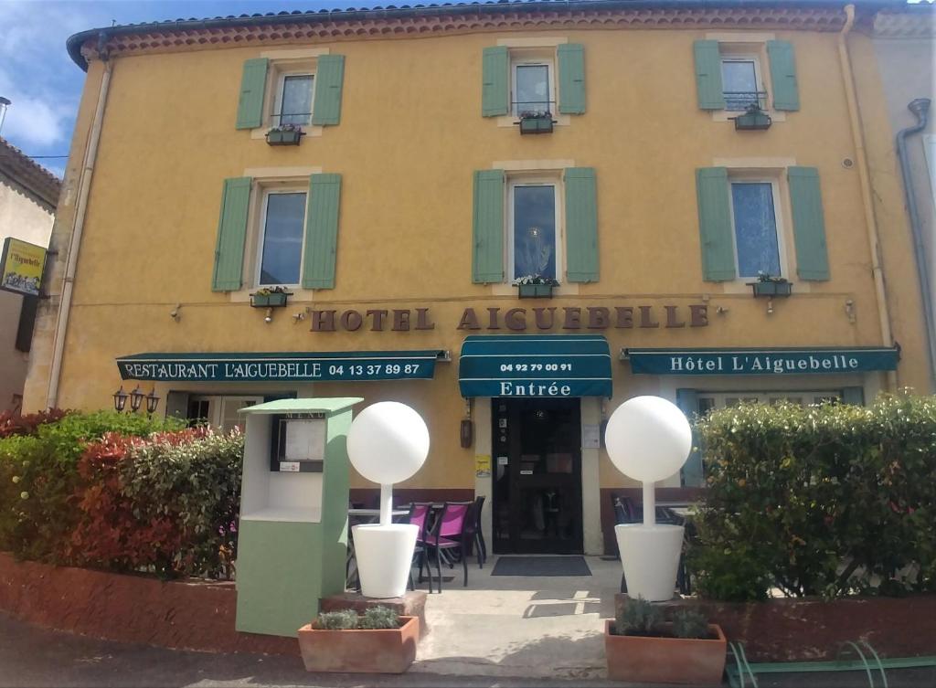 a hotelocatechinchin with the front of the building at L'Aiguebelle in Céreste