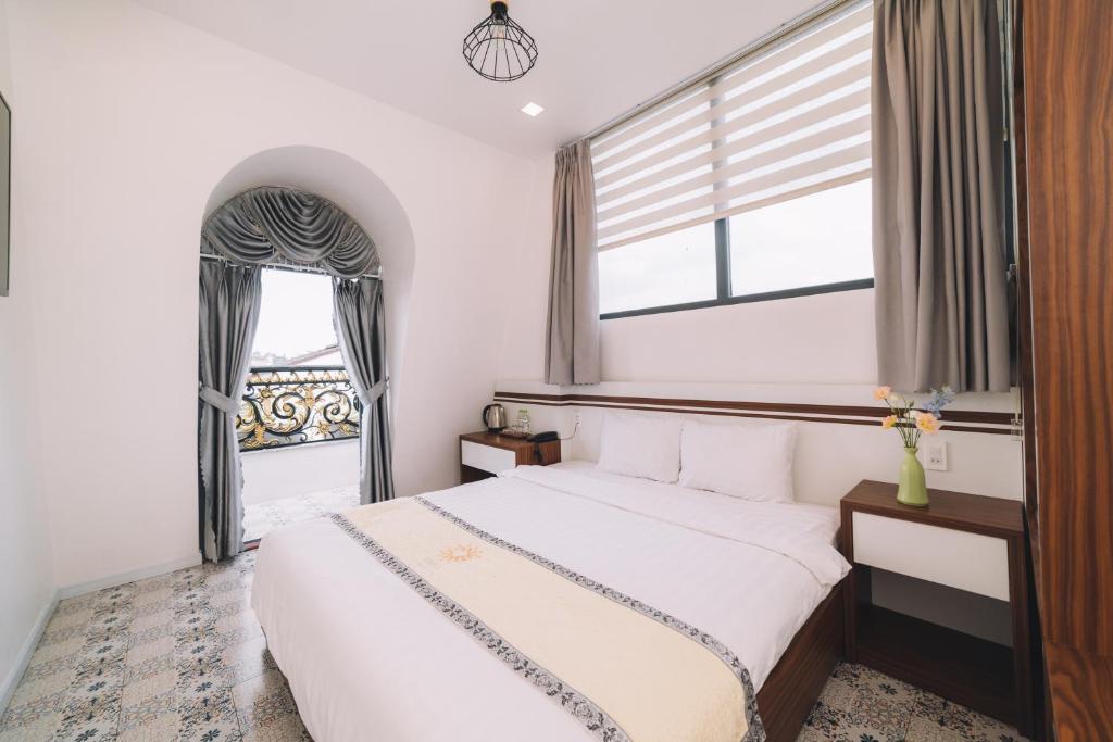 Postel nebo postele na pokoji v ubytování Hạ Na Hotel Đà Lạt