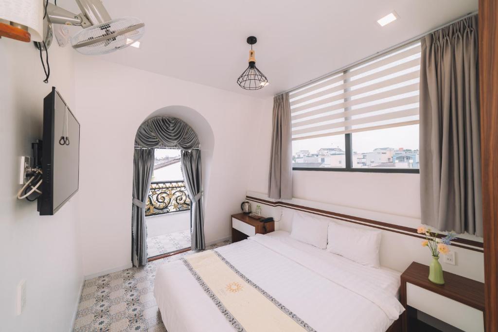Postel nebo postele na pokoji v ubytování Hạ Na Hotel Đà Lạt