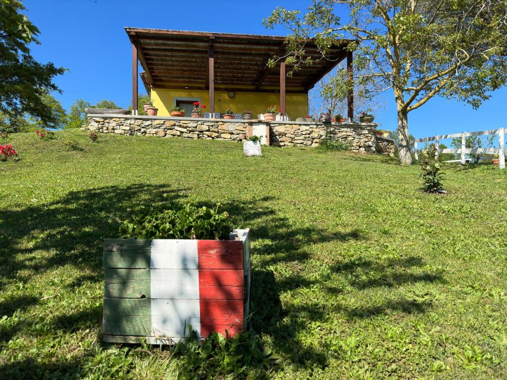ein Gebäude auf einem Hügel mit einer Fahne im Gras in der Unterkunft Villa Matilde in Catabbio