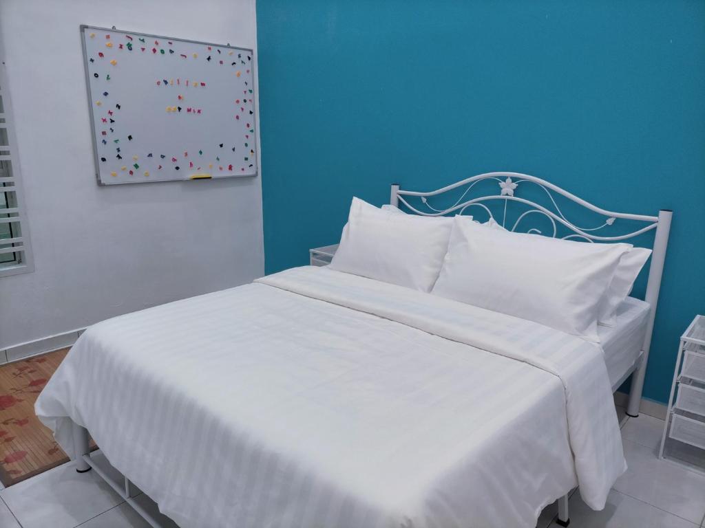 Postel nebo postele na pokoji v ubytování Homestay 88A Melaka for 9 pax with Private Pool, Smart TV, Netflix and Wifi