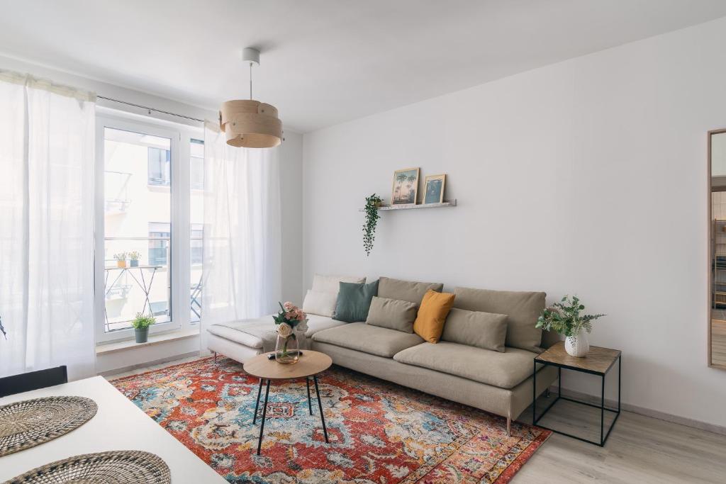 - un salon avec un canapé et une table dans l'établissement Corvin apartment, à Budapest