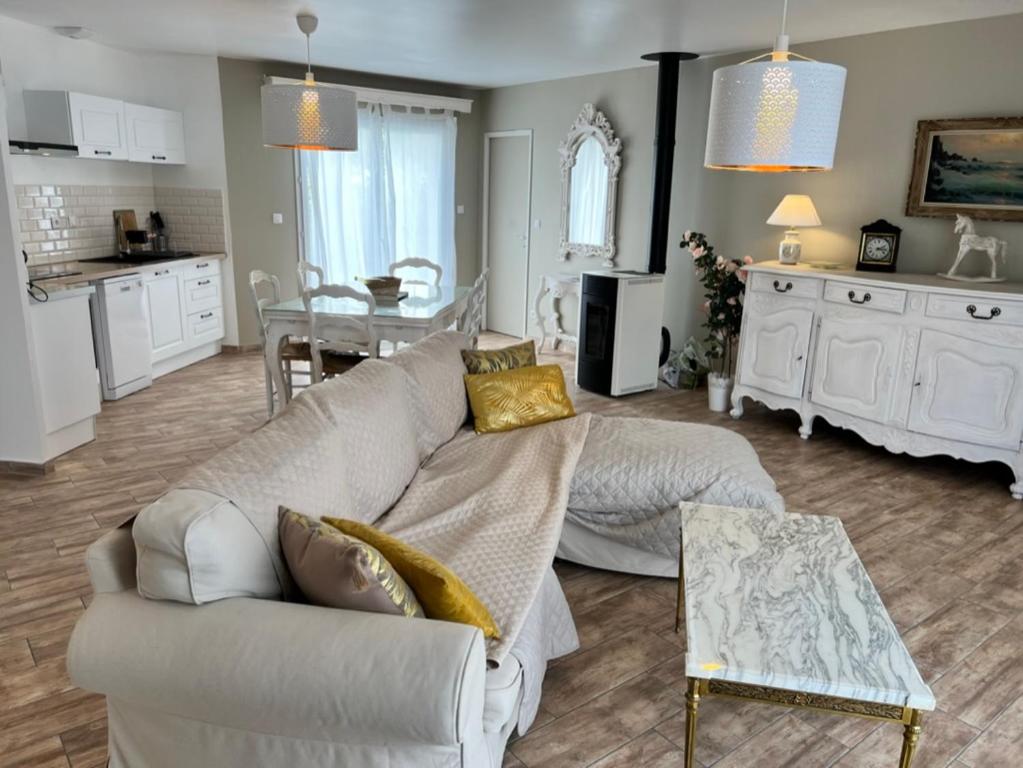 salon z kanapą i jadalnią w obiekcie La Villa Marguerite w mieście Sainte-Marguerite