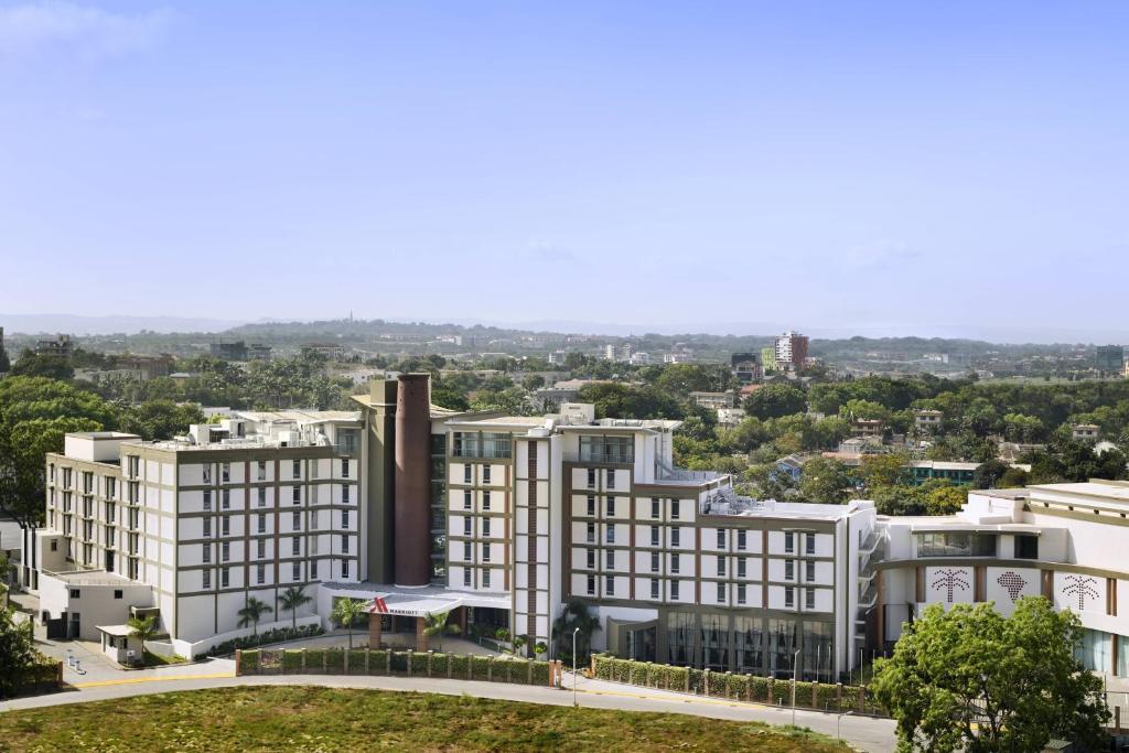 eine Luftansicht eines großen weißen Gebäudes in der Unterkunft Accra Marriott Hotel in Accra