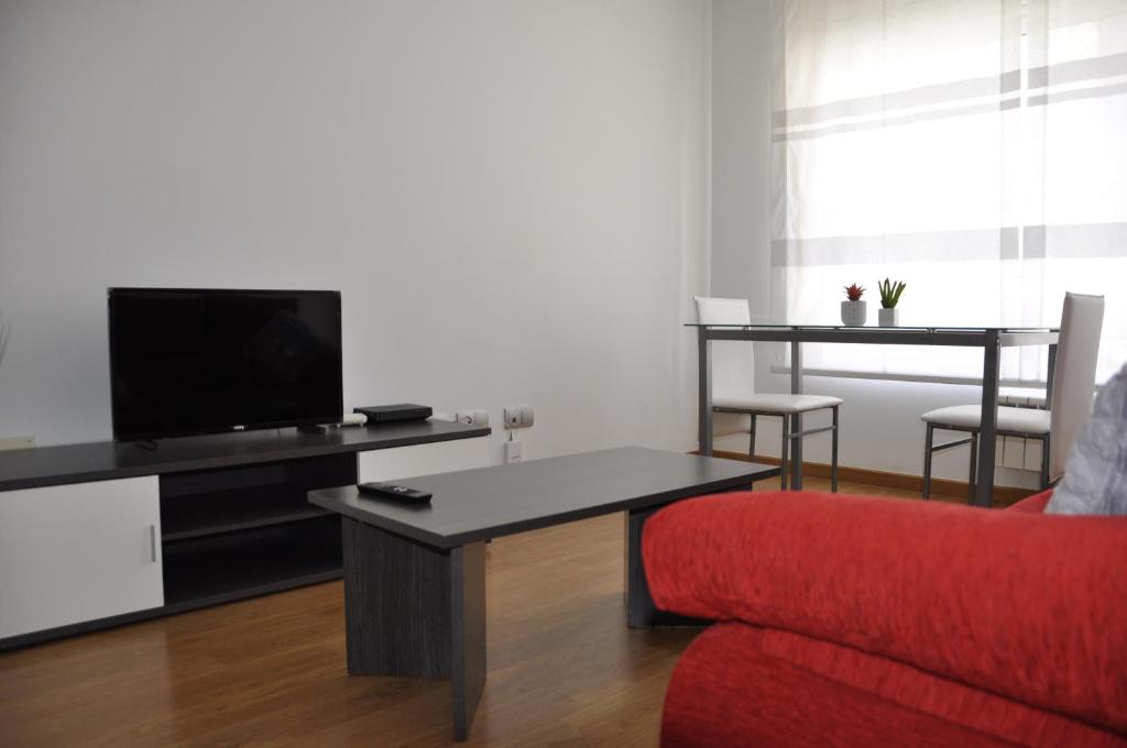 TV a/nebo společenská místnost v ubytování Alojamiento Santa Maria Bertamirans
