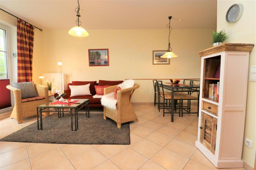 una sala de estar con un sofá y una mesa en Altes Wasserwerk App 14, en Wustrow