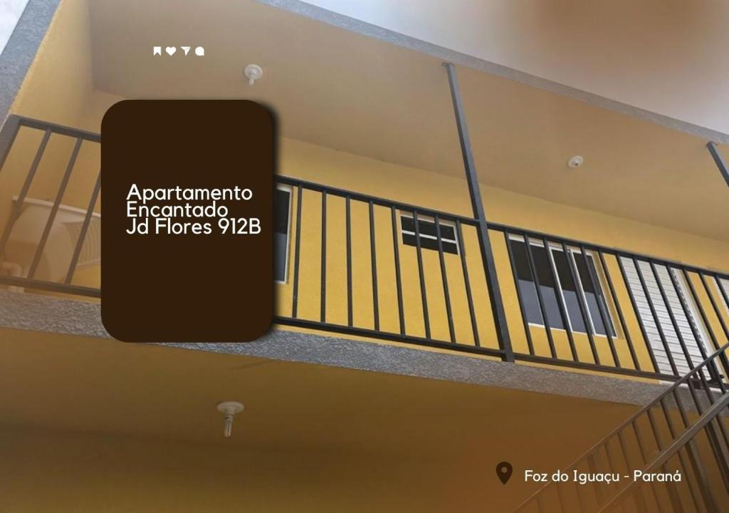 een mobiele telefoon op een leuning in een gebouw bij APARTAMENTO ENCANTADO JD FLORES 912 - 1º andar in Foz do Iguaçu