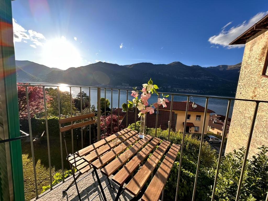 einen Tisch auf einem Balkon mit Blick auf das Wasser in der Unterkunft Casa Caterina in Lezzeno