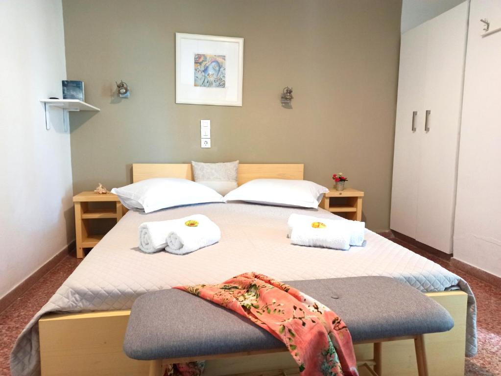 ein Schlafzimmer mit 2 Betten und Handtüchern darauf in der Unterkunft Apartments Papadioti in Pefki