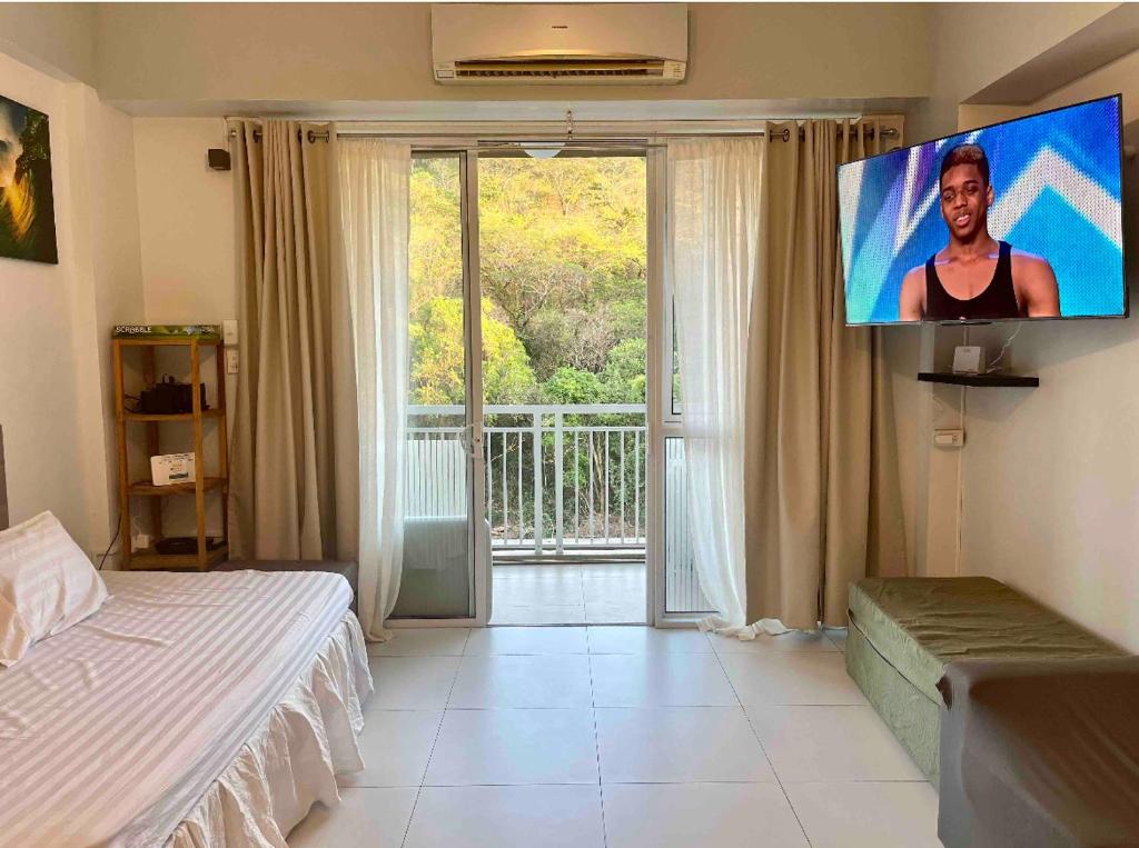 TV a/nebo společenská místnost v ubytování Pico de Loro Miranda Family Beach Condo max 6 pax with fiber internet