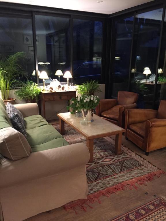 a living room with couches and a coffee table at Le Jardin Cathedrale in Chartres