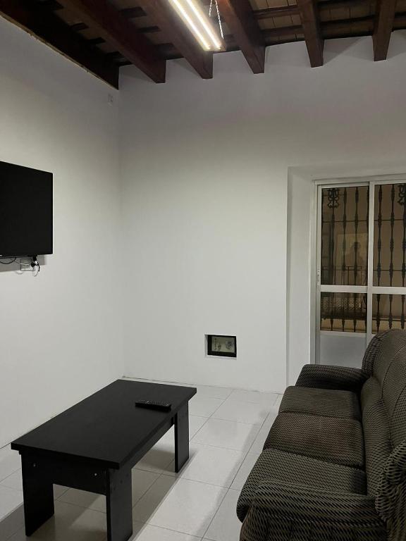 salon z kanapą i stołem w obiekcie Apartamentos Arquillo de Rota w mieście Sanlúcar de Barrameda