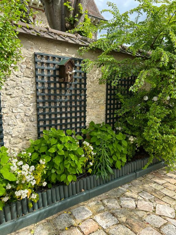a black fence with some plants and flowers at Le Jardin Cathedrale in Chartres