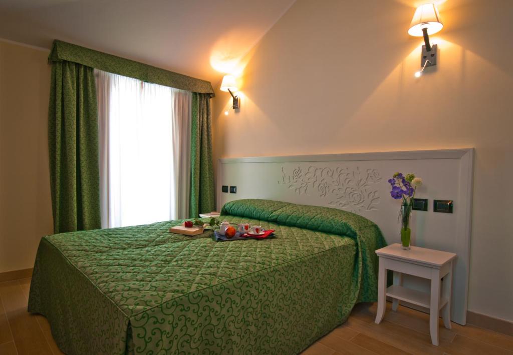 Postel nebo postele na pokoji v ubytování Hotel San Berardo