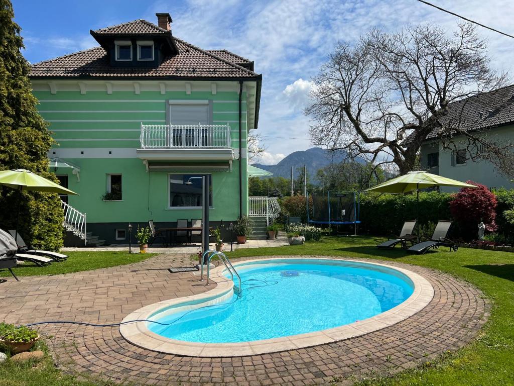 einen Pool im Hof eines Hauses in der Unterkunft Vila Lesce in Lesce