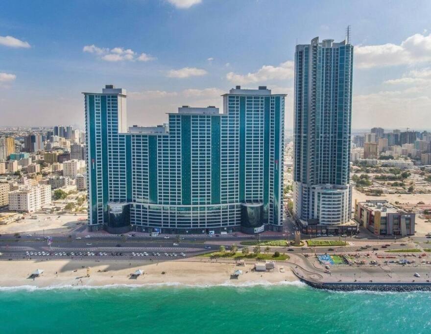 - une vue aérienne sur une ville avec une plage et des bâtiments dans l'établissement Luxury full sea view flat, à Ajman