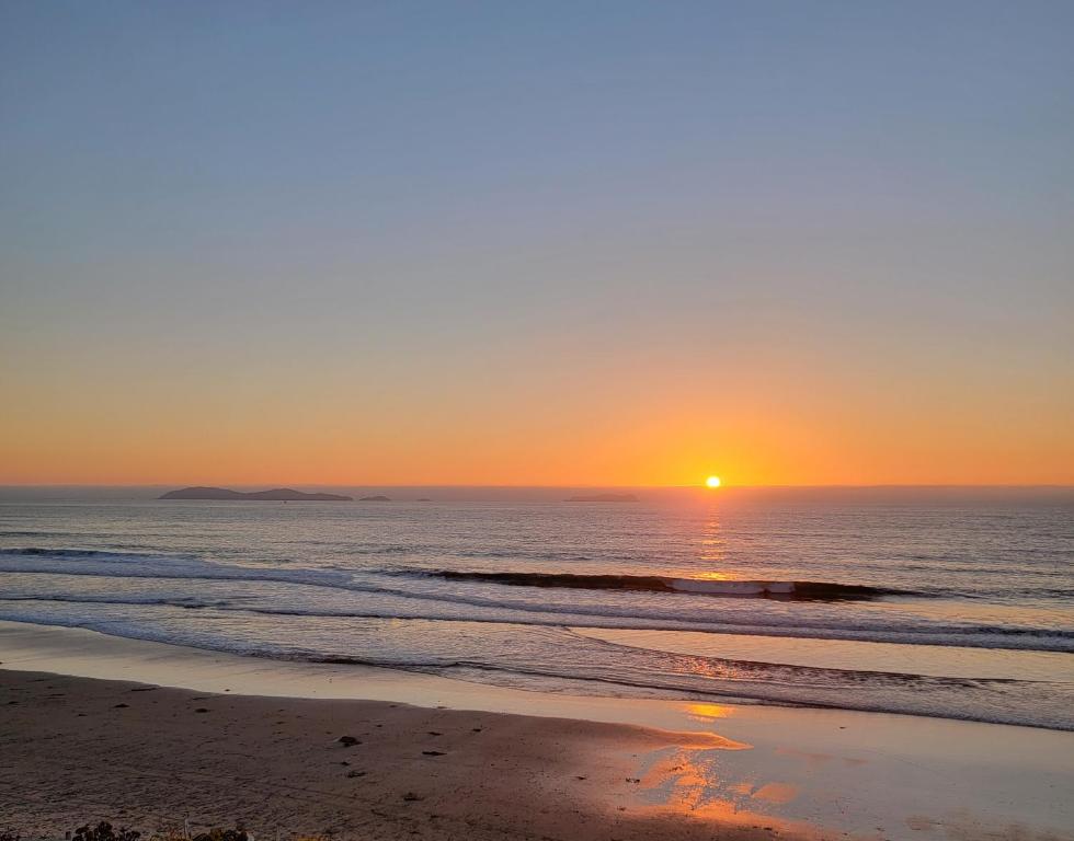 puesta de sol en la playa con puesta de sol en Oceanfront Condominiums with Private Beach Access en Tijuana