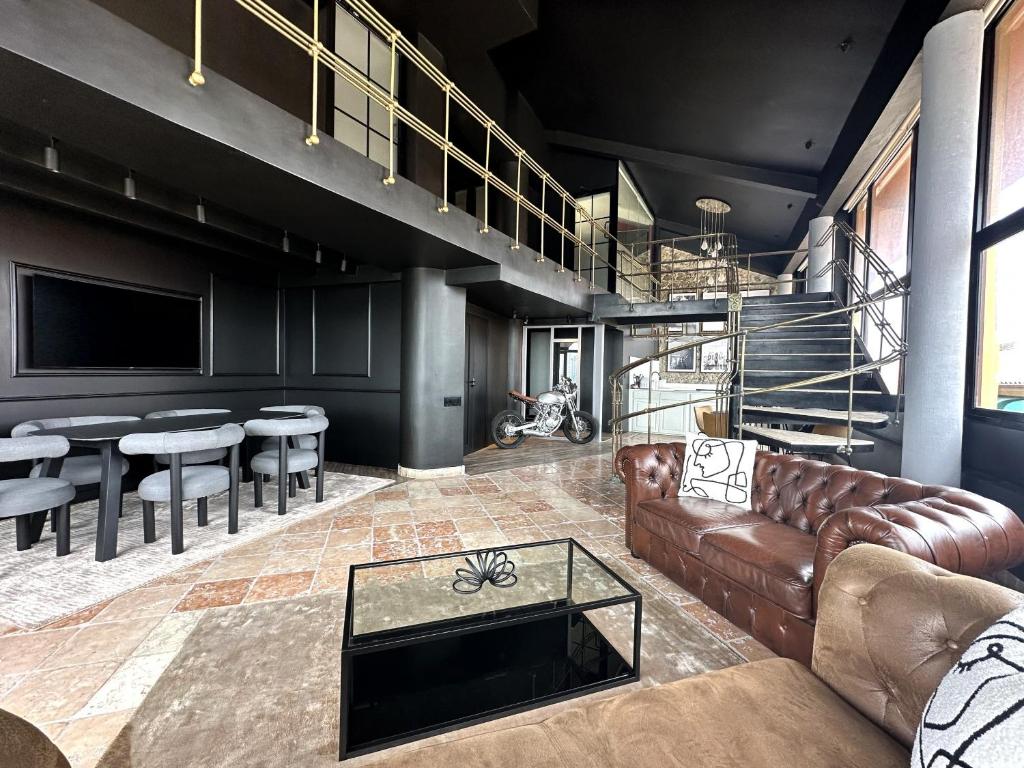 Posezení v ubytování AmazINN Places Penthouse Deluxe, Skyline and Private Rooftop