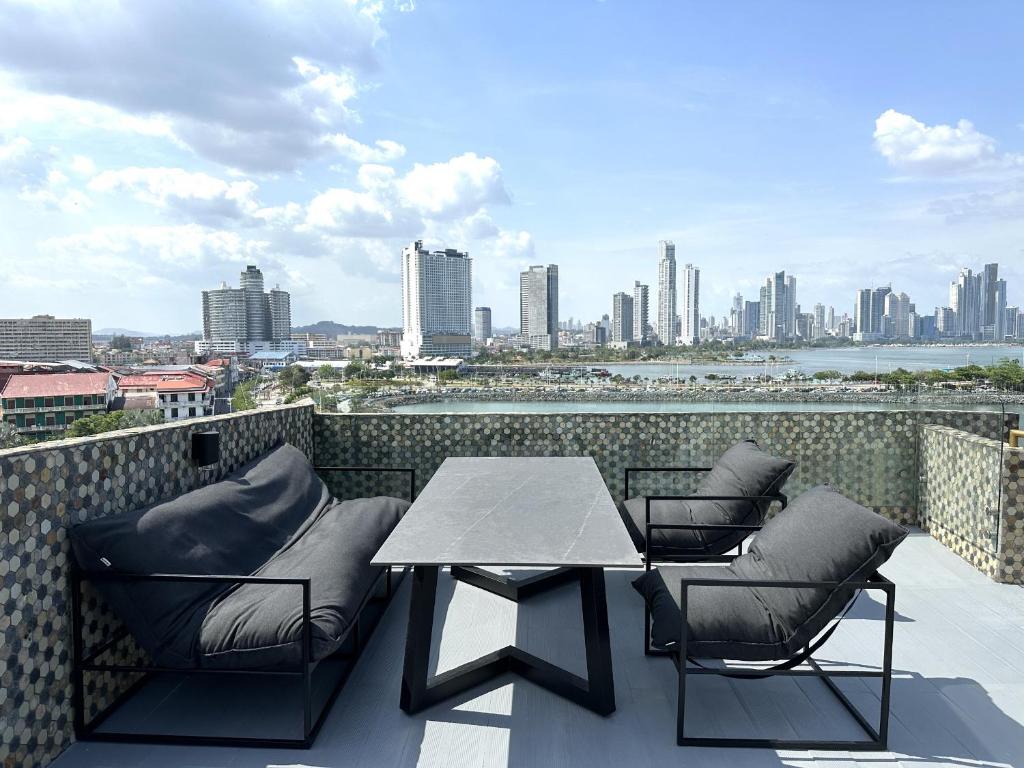 Posezení v ubytování AmazINN Places Penthouse Deluxe, Skyline and Private Rooftop