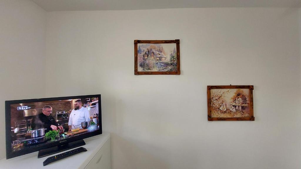 TV a/nebo společenská místnost v ubytování 3 Rooms Apartment, Top Center, 1st Floor, AUBG, WiFi, PC i5 SSD, Tablet, AndroidMiTvBox, 3 LED TVs 200 Channels, Long Terrace, Self-Easy-Late Check-in, Stay Before Greece