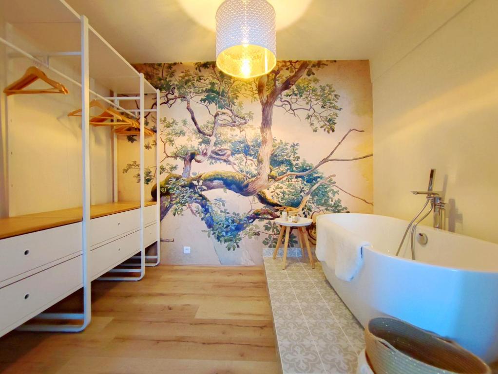 Postel nebo postele na pokoji v ubytování Les Suites - Saulieu