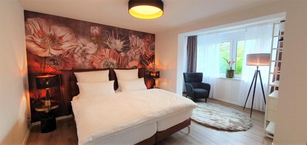 ein Schlafzimmer mit einem Bett mit einem Blumenbild an der Wand in der Unterkunft Blumen(t)raum Ferienwohnung 2 in Karlsruhe