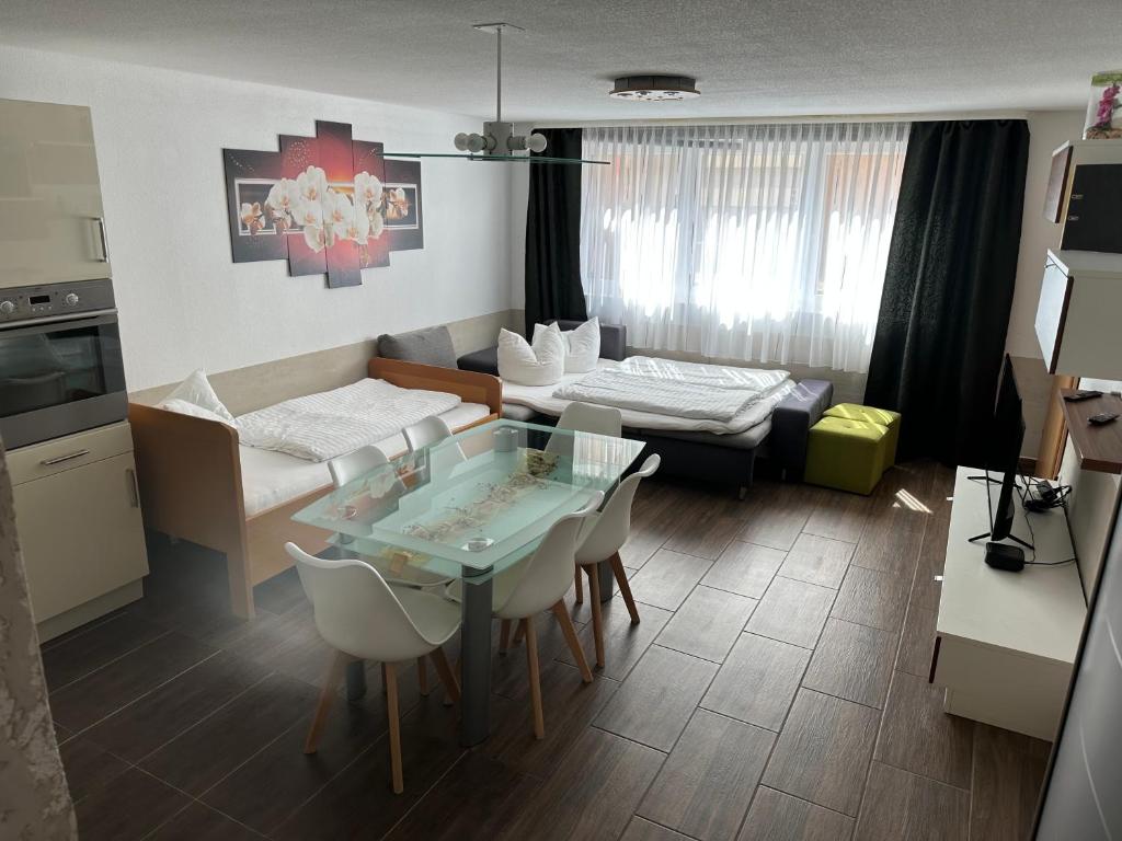 cocina y sala de estar con mesa y sillas. en Apartment Stabel 8,1 km von Europa Park, en Kippenheim