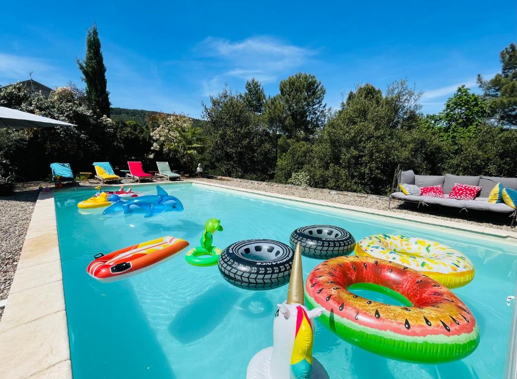 - une piscine avec des jouets gonflables dans l'établissement Le Planzollais, à Planzolles
