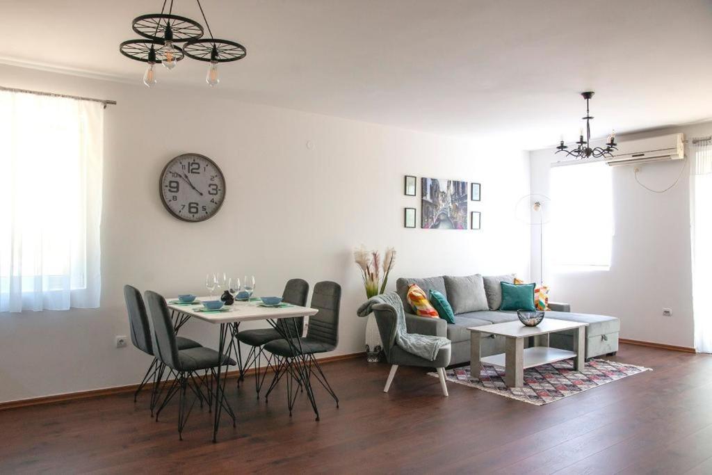 Blue Diamond, Petrovac na Moru (updated prices 2024)