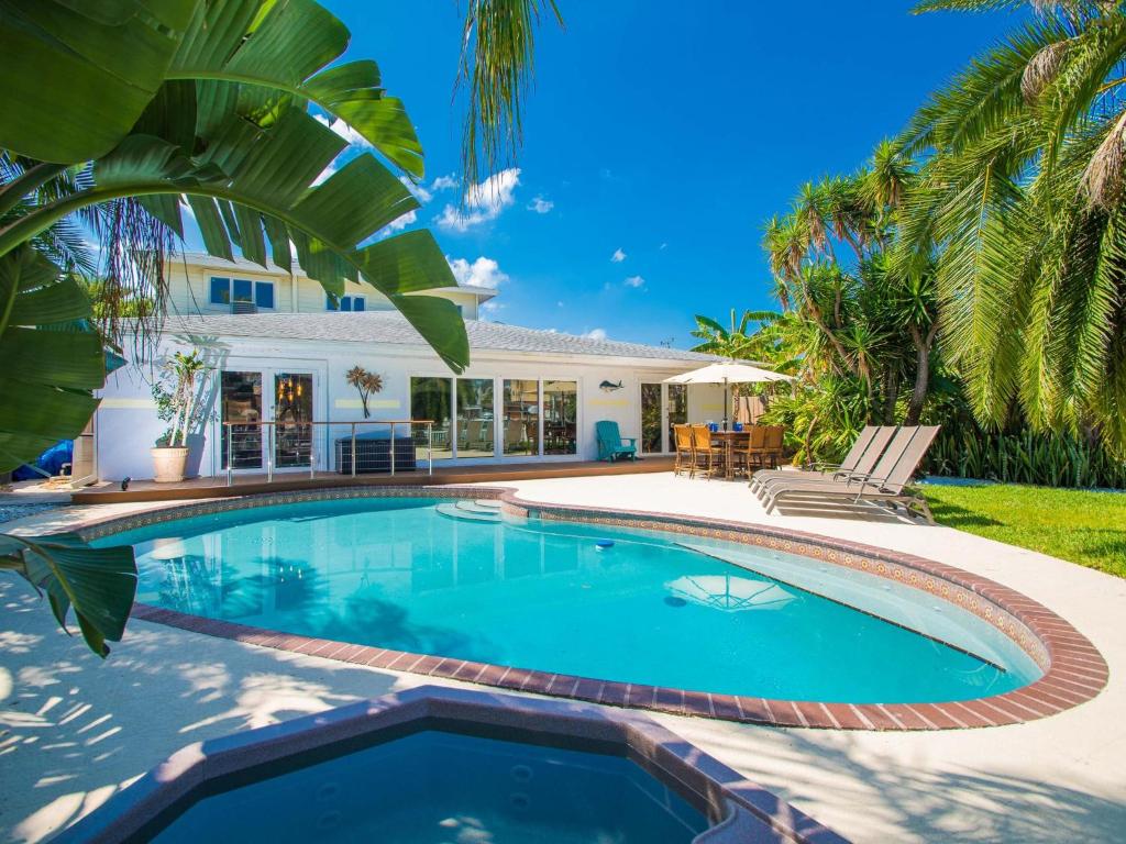 Hồ bơi trong/gần Bay Breeze House Waterfront home with pool