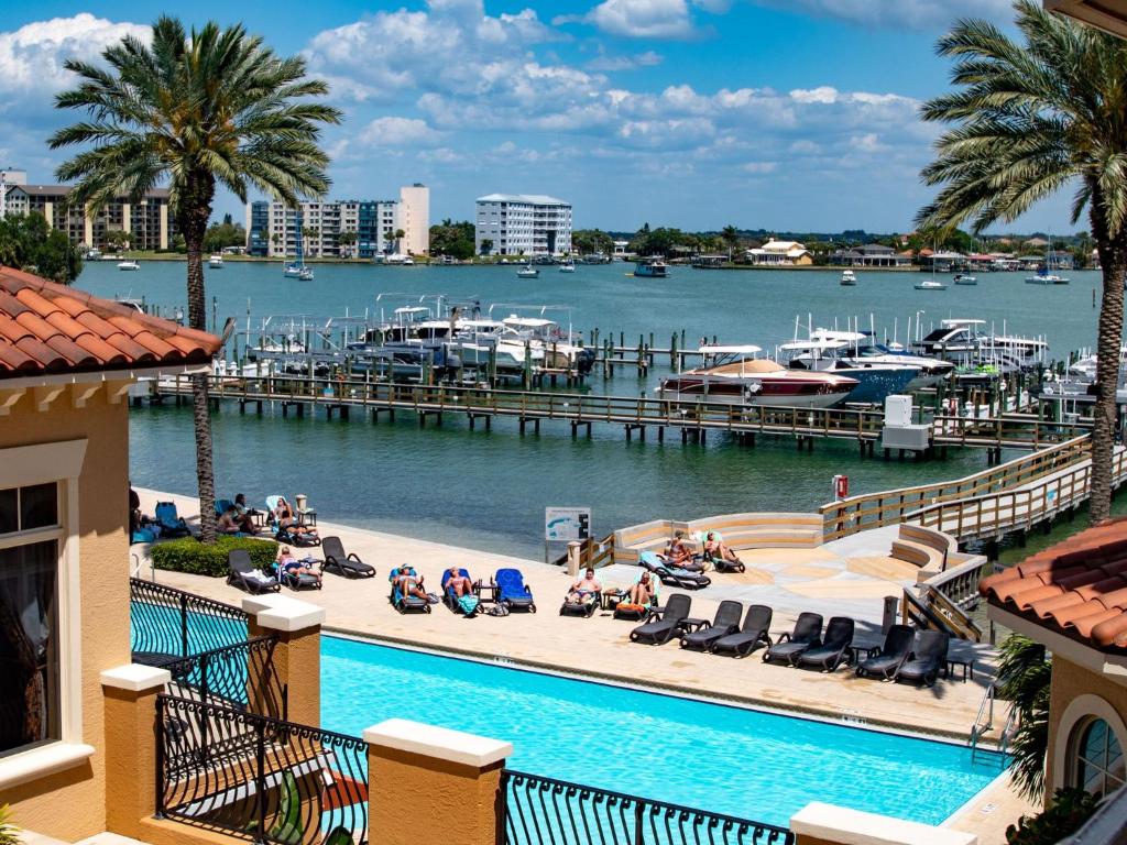 una piscina del resort con porto turistico e barche di Belle Harbor 310W Luxury Condo with Oversized Balcony a Clearwater Beach