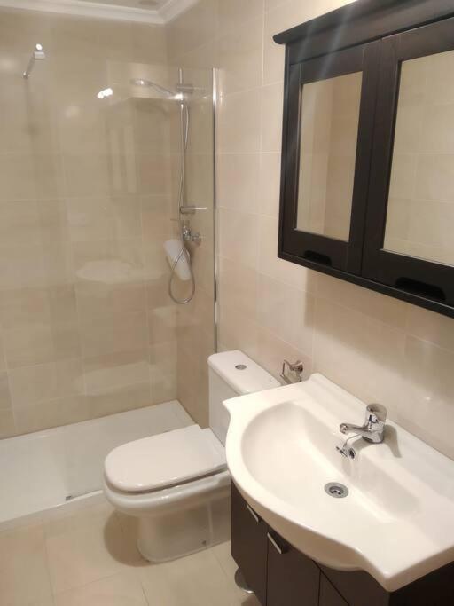 Kúpeľňa v ubytovaní APARTAMENTO PLAYA A RAPADOIRA CON TERRAZA