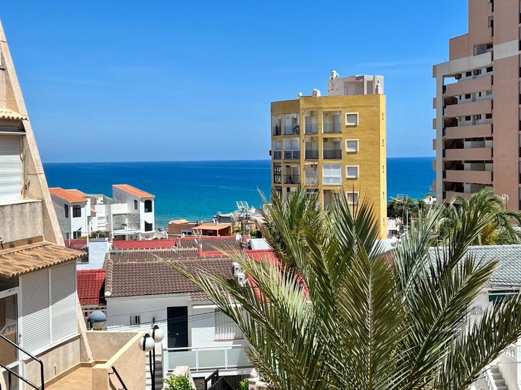 トレビエハにあるApartment in La Mata Gabrieleの建物の屋根から海の景色を望めます。