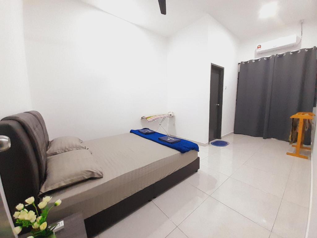 瓜拉立卑的住宿－Afna Home stay，一间小房间,房间内设有一张床