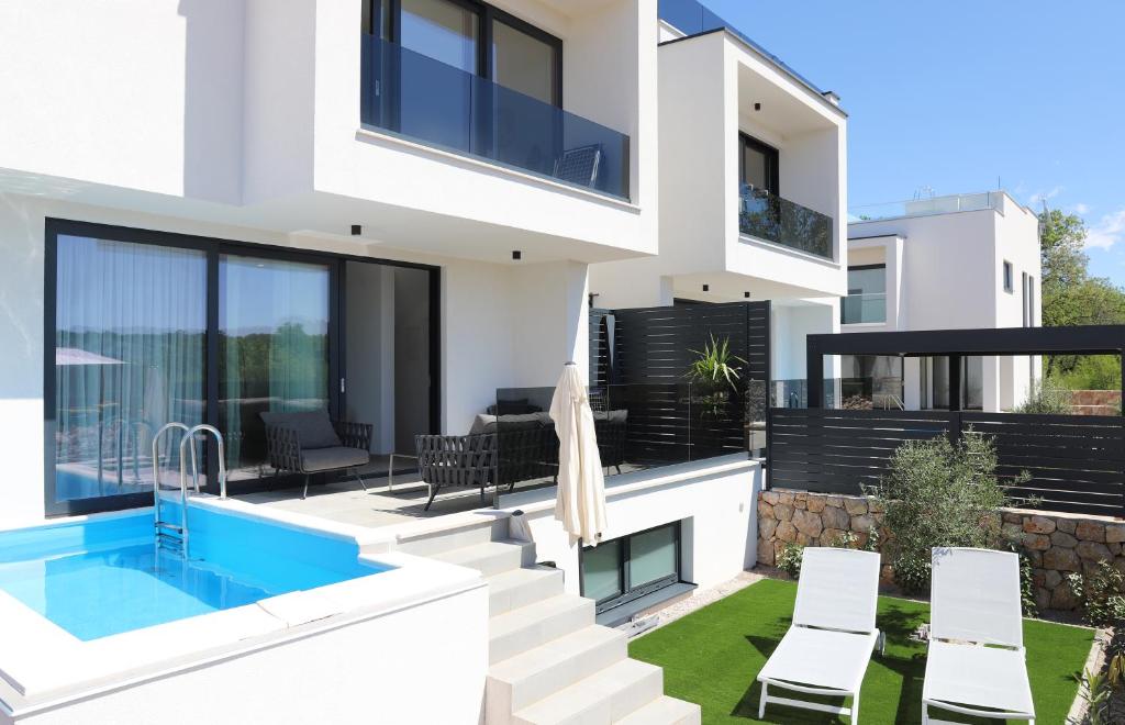 Villa con piscina y balcón en Apartments Terra Sun with Private Pool or Jacuzzi en Njivice