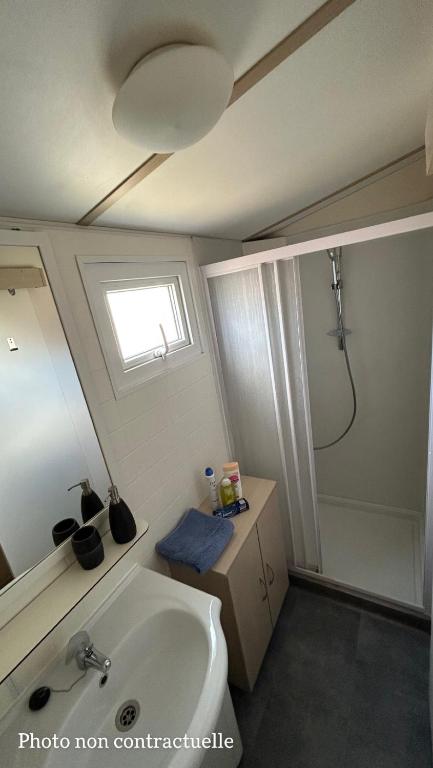 Kúpeľňa v ubytovaní Les mobil homes de NOLY, 1 Place adulte Réserve Africaine de Sigean gratuite