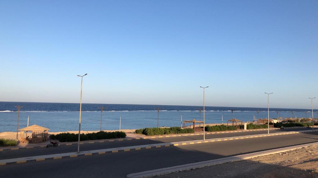 an empty street with the ocean in the background at Typique appartement avec vue sur la Mer Rouge in Quseir