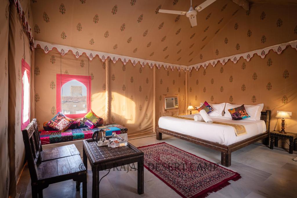 Postel nebo postele na pokoji v ubytování Pal Rajah Desert Camp