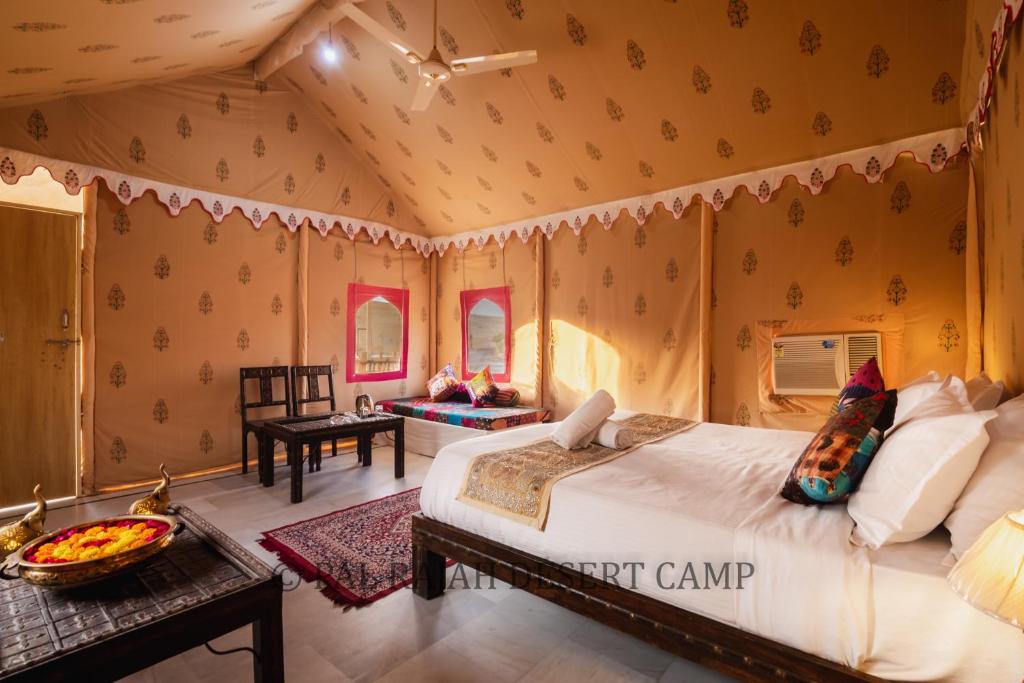 Postel nebo postele na pokoji v ubytování Pal Rajah Desert Camp