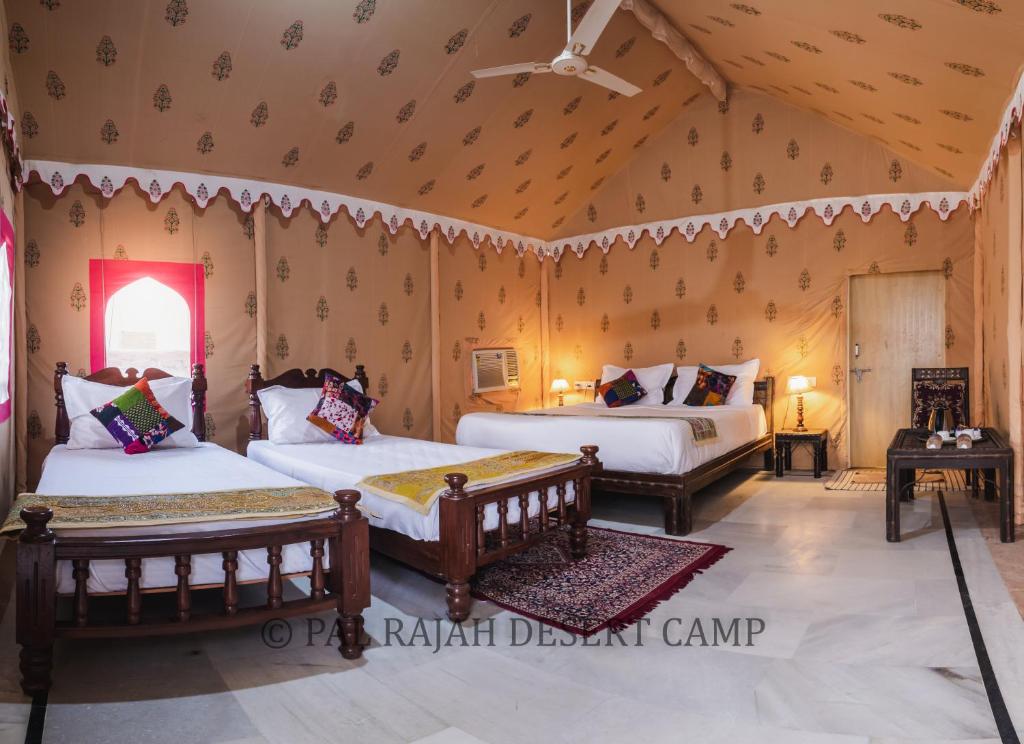 Postel nebo postele na pokoji v ubytování Pal Rajah Desert Camp