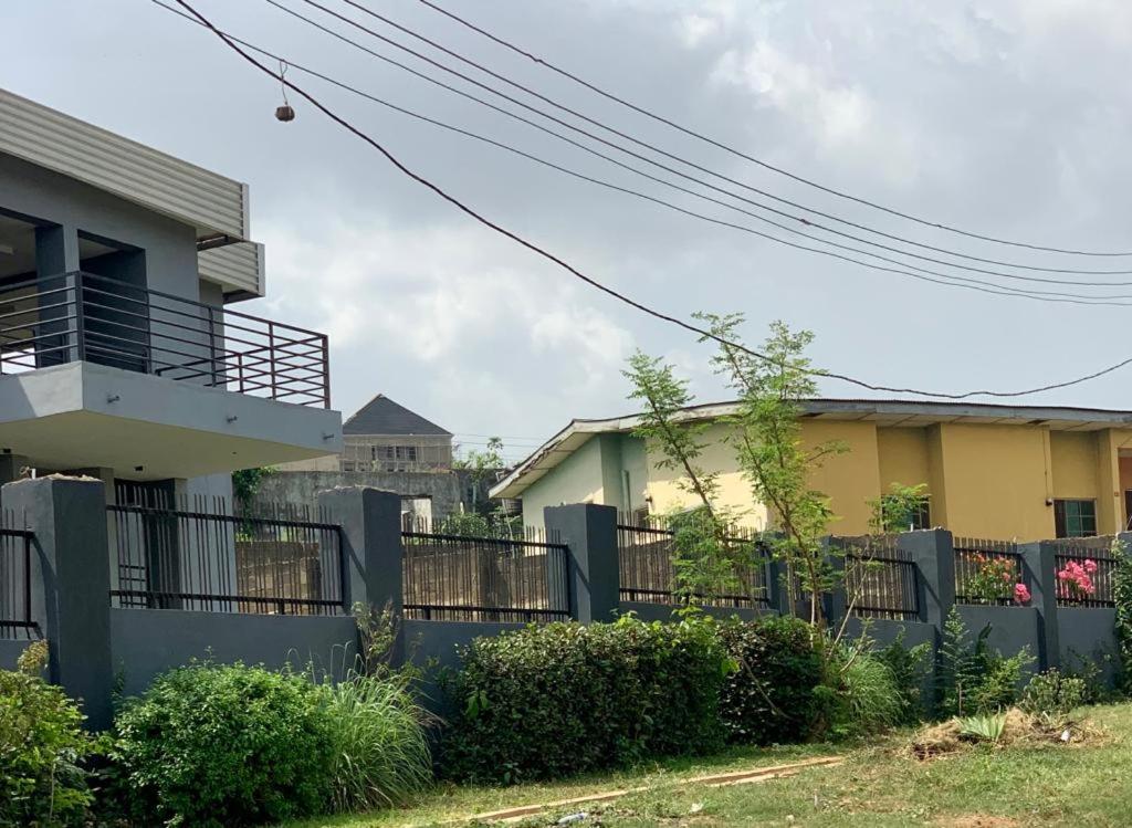 une clôture devant une maison dans l'établissement The GA Apartment, à Abeokuta