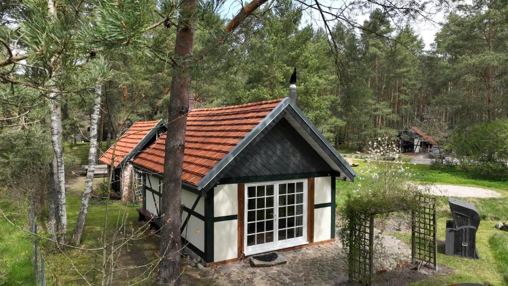 Casa pequeña con techo de baldosa en Pension Kalmus - Domek z Sauną en Smołdzino