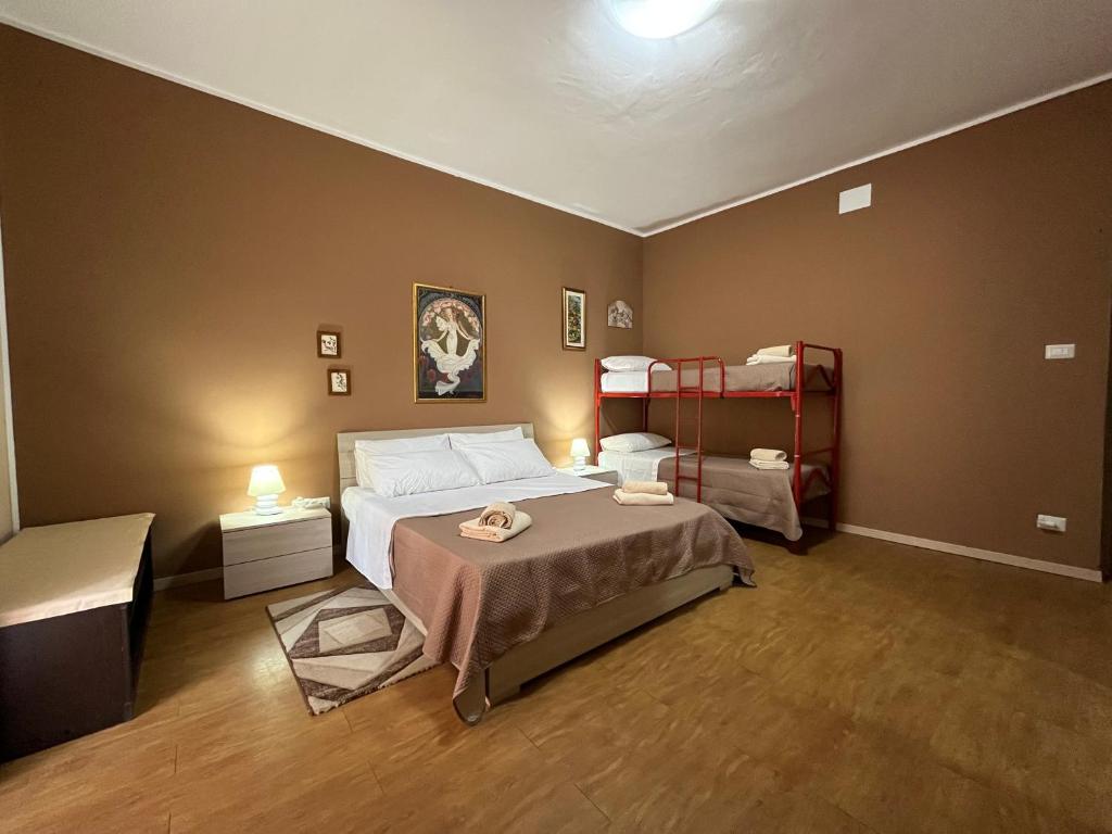 una camera con un letto e due letti a castello di La Petite Maison ad Augusta
