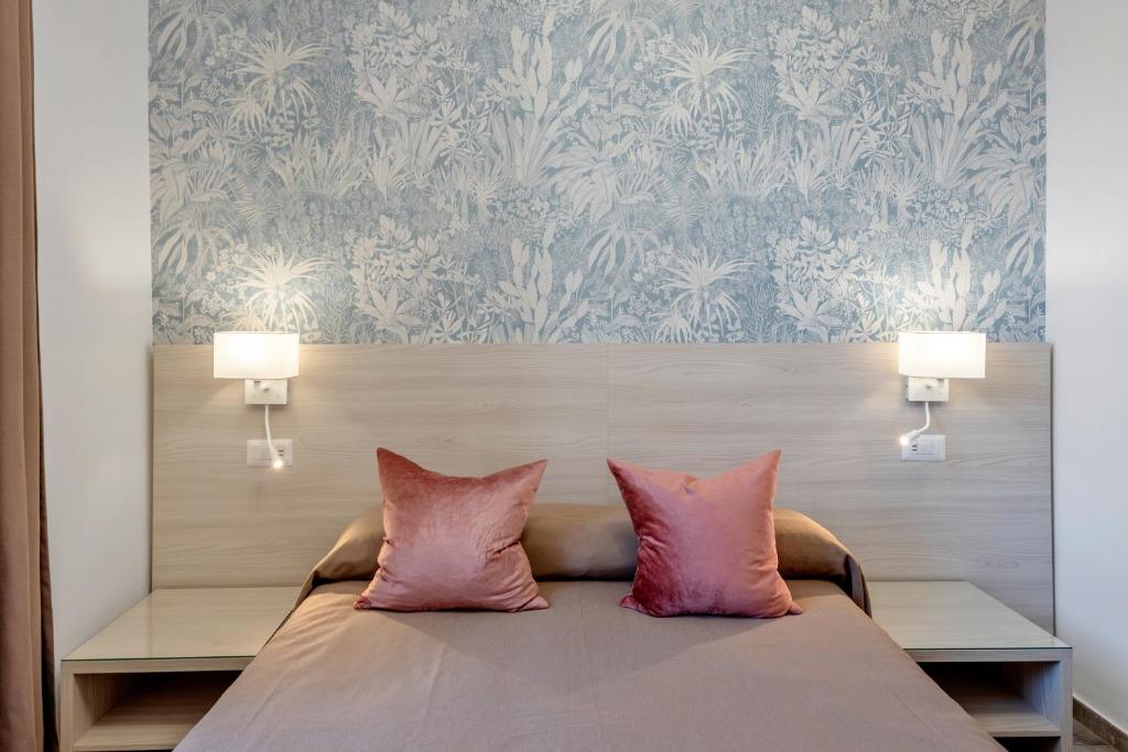 - une chambre avec un lit et 2 oreillers roses dans l'établissement Joyful Termini Boutique Guest House, à Rome