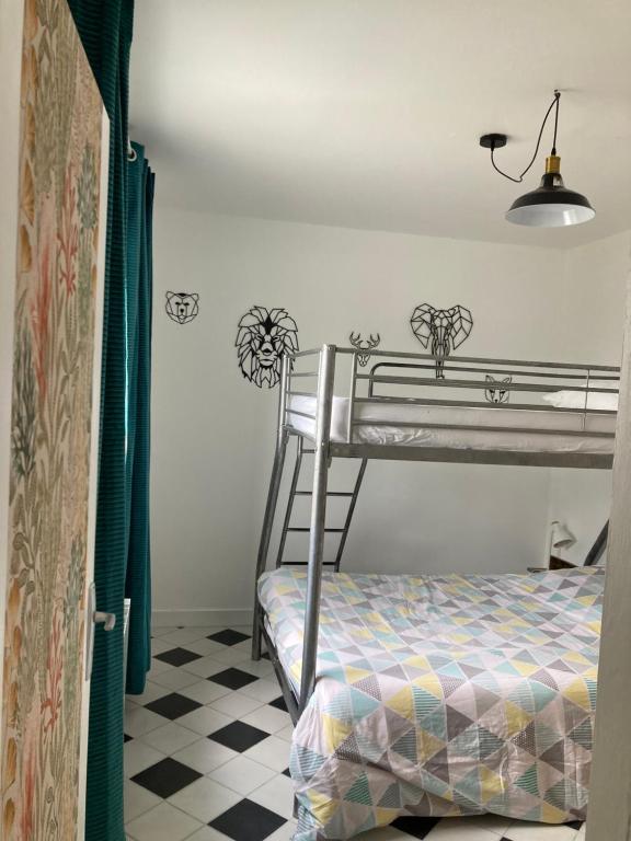 sypialnia z łóżkiem piętrowym i podłogą wyłożoną szachownicą w obiekcie Rue des roses w mieście Saint-Pierre-dʼOléron
