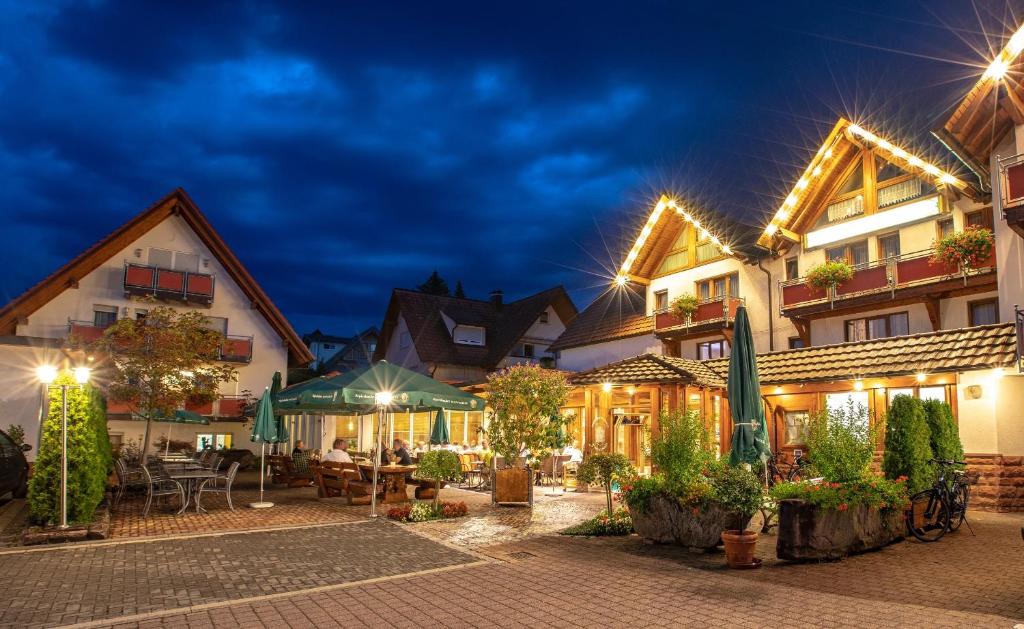 un hotel con patio por la noche en Hotel Klosterbräustuben en Zell am Harmersbach