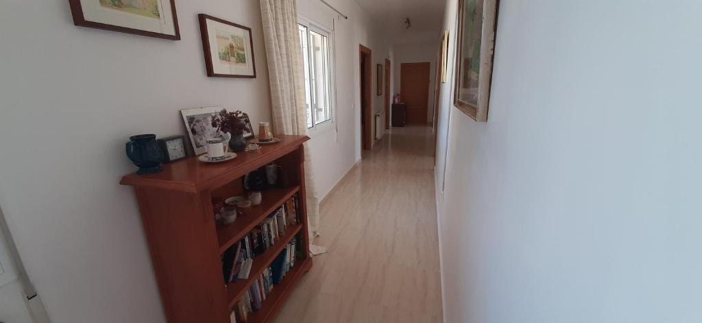 un pasillo con una estantería de libros y un pasillo con una habitación con en Casa Castillo, en Huércal-Overa