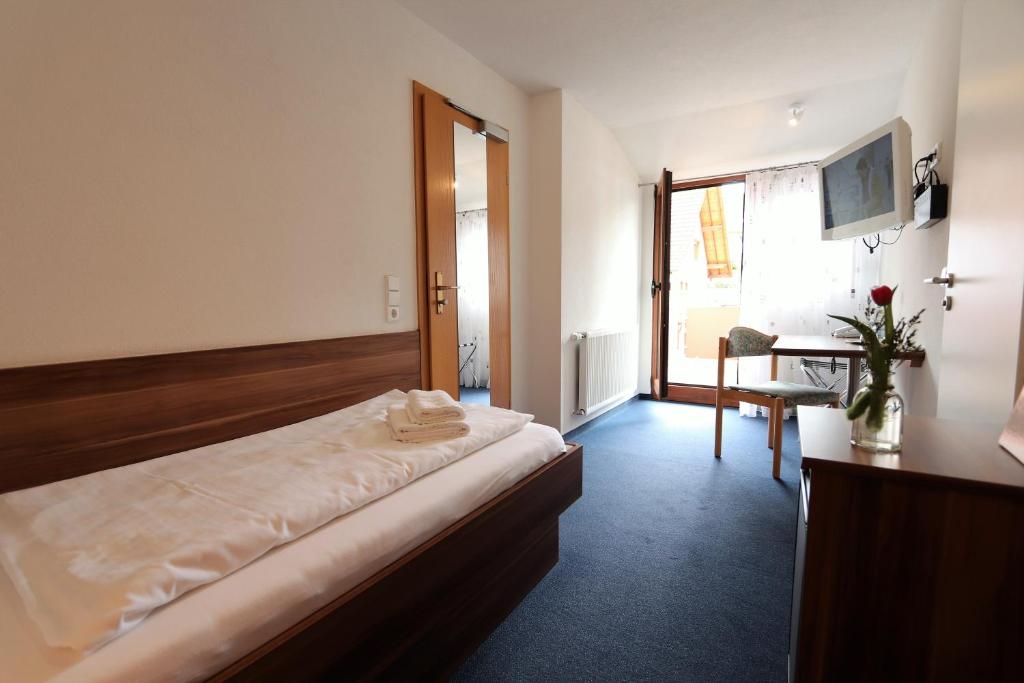 Postel nebo postele na pokoji v ubytování Hotel Klosterbräustuben