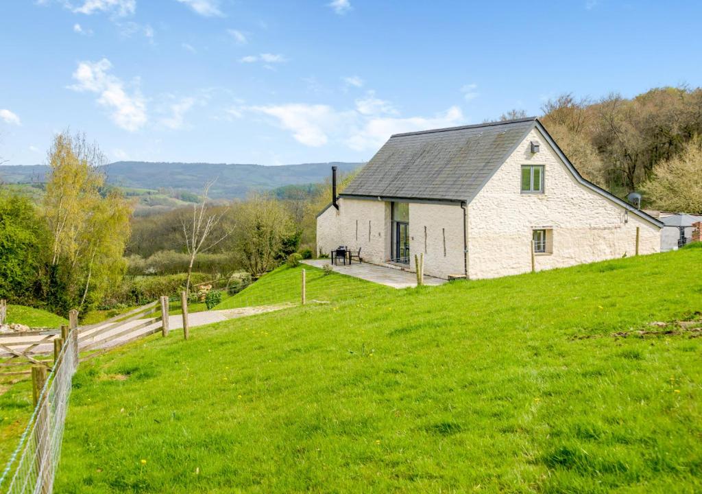 USK Barn, Llanbadoc (updated prices 2024)